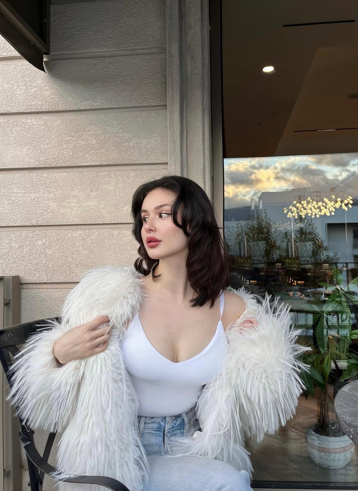Yukarı İlgi Çekici Kadın Escort Dafne